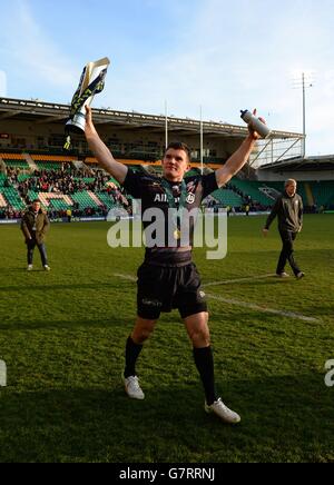 Rugby Union - LV= Pokal - Finale - Saracens gegen Exeter Chiefs - Franklin's Gardens. Ben Spencer von Saracens feiert mit der Trophäe, nachdem Saracens den LV= Cup während des LV= Cup Finales in Franklin's Gardens, Northampton, gewonnen hat. Stockfoto