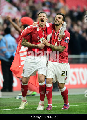 Aden Flint von Bristol City (links) und Marlon Pack (rechts) feiern am Ende des Johnstone's Paint Trophy Finales im Wembley Stadium, London. Stockfoto