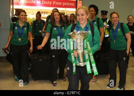 Irlands Rugby-Kapitän Niamh Briggs hält die Six Nations-Trophäe, während sie mit Fans feiert, als das Team am Flughafen Dublin ankommt, nachdem es die Six Nations-Trophäe bei einem 73-3-Sieg über Schottland in Glasgow gewonnen hat. Stockfoto