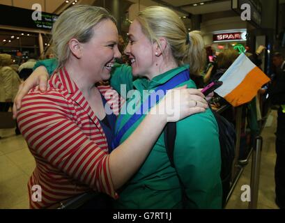 Irlands Rugby-Kapitän Niamh Briggs feiert mit ihrer Freundin aus der Kindheit, Edel Fitzsimons (links), als das Team am Flughafen Dublin ankommt, nachdem es die Six Nations-Trophäe bei einem Sieg 73-3 über Schottland in Glasgow gewonnen hat. Stockfoto