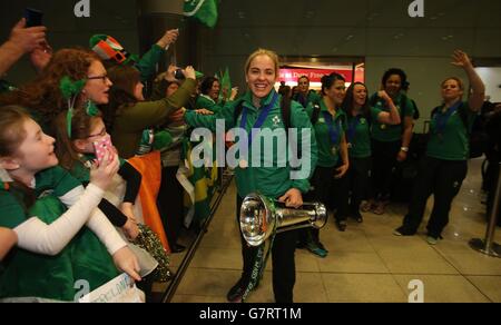 Irlands Rugby-Kapitän Niamh Briggs hält die Six Nations-Trophäe, während sie mit Fans feiert, als das Team am Flughafen Dublin ankommt, nachdem es die Six Nations-Trophäe bei einem 73-3-Sieg über Schottland in Glasgow gewonnen hat. Stockfoto