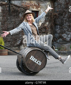 Schauspielerin Joanna Lumley in der Blair Athol Distillery in Perthshire für den Start des Bell's Barrel of Laughs - einer 517 832 km langen, berühmten Barrel-Rollstaffel, um Geld für Help for Heroes zu sammeln. Stockfoto