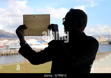 Der letzte Brief, der jemals an Bord der Titanic geschrieben wurde, die kürzlich auf einer Auktion für einen Weltrekord von &pound;119,000 verkauft wurde, wird von Titanic Belfast CEO Tim Husbands in Belfast geprüft. Stockfoto