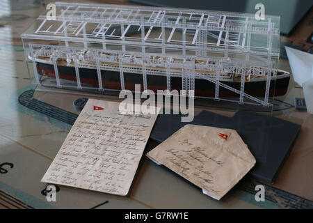 Der letzte Brief, der jemals an Bord der Titanic geschrieben wurde, die kürzlich bei einer Auktion für einen Weltrekord von £119,000 verkauft wurde, bei Titanic Belfast. Stockfoto