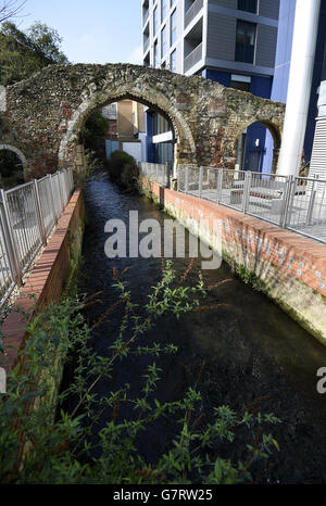 Abbey Stock Wird Gelesen. Allgemeiner Blick auf die Ruinen der Abtei Mill of Reading, die den Heiligen Bach im Stadtzentrum von Reading überspannt Stockfoto