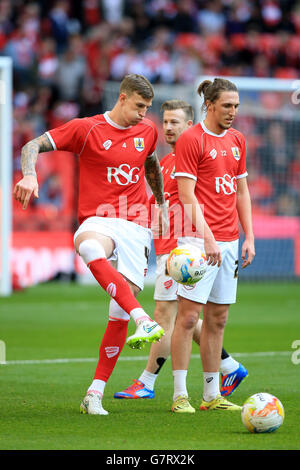 Fußball - Johnstone's Paint Trophy - Finale - Bristol City / Walsall - Wembley Stadium. Aden Flint (links) von Bristol City erwärmt sich vor dem Spiel mit Teamkollegen Stockfoto