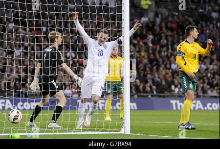 Englands Wayne Rooney feiert, wie Englands Danny Welbeck (nicht abgebildet) während des UEFA 2016 Qualifying Group E-Spiels im Wembley Stadium, London, das zweite Tor des Spiels seiner Seite erzielt. Stockfoto