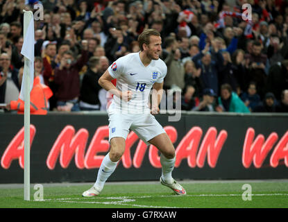 Englands Harry Kane feiert das 4. Tor des Spiels während des UEFA 2016 Qualifying, Gruppe E Spiel im Wembley Stadium, London. Stockfoto