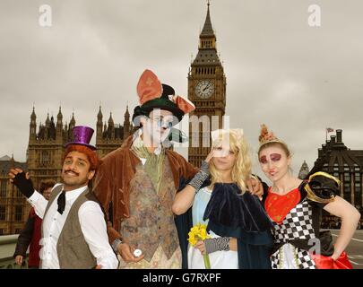 (Links - rechts) Bill Ranatunga, Oscar Richards, Laurane Marchive und Kat Woodcock als Mad Hatter, White Rabbit, Alice und die Queen of Hearts in der Rolle von Alice im Wunderland in London, während sie 150 Jahre Geschichte und ihre Verbindung zur Küstenstadt Llandudno feiern. Stockfoto