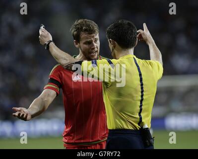 Chris Gunter von Wales spricht mit Schiedsrichter Milorad Mazic während der UEFA Euro 2016 Qualifikation im Sammy Ofer Stadium, Haifa, Israel. Stockfoto