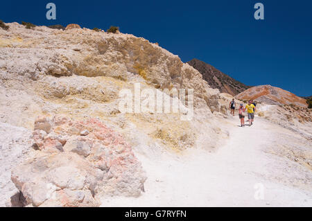 Gruppe zu Fuß hinunter in Stefanos Krater, Nisyros (Nissyros), die Dodekanes, Süd Ägäis, Griechenland Stockfoto