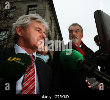 Ian Bailey wurde von seinem Anwalt Frank Buttimer (links) vor den vier Gerichten in Dublin begleitet, nachdem er eine langjährige Klage gegen den irischen Staat wegen Vorwürfen verloren hatte, dass Ermittler versuchten, ihn für einen ungelösten Mord zu beschuldigen. Stockfoto