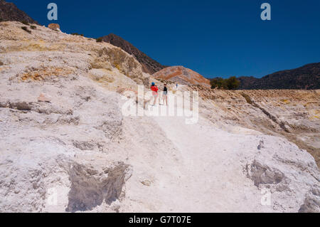 Junge Frauen, die zu Fuß hinunter in Stefanos Krater, Nisyros (Nissyros), die Dodekanes, Süd Ägäis, Griechenland Stockfoto