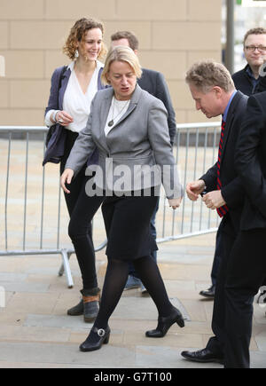 Natalie Bennett (Mitte) vor den ITV Studios in MediaCityUK in Salford Quays, Greater Manchester, vor der Fernsehdebatte der Live-Führer. Stockfoto