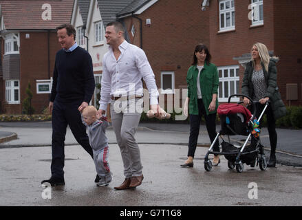 Premierminister David Cameron und seine Frau Samantha treffen zum ersten Mal Hauskäufer Robert Arron (rechts) und Kelly Jeffers (zweite rechts) und Kinder Finlay (Mitte) und Regan in der Heritage Brook Wohnsiedlung in Chorley, Lancashire, wo sie das staatliche Help-to-Buy-Programm genutzt haben, um ihr Haus zu kaufen. Stockfoto
