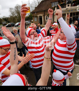 Mitglieder des Where's Tolley Marbles-Teams feiern den Sieg über die Charlwood-Stürmer in ihrem ersten Rundenspiel bei den jährlichen World Marble Championships im Greyhound Pub in Tinsley Green, West Sussex. Stockfoto