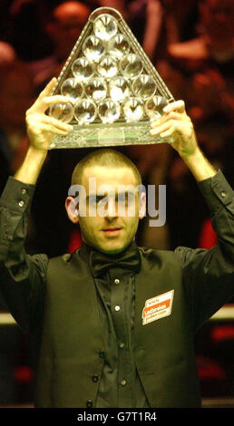 Snooker - The Masters 2005 - Finale - Ronnie O'Sullivan / John Higgins - Wembley Conference Center. Ronnie O'Sullivan mit der Trophäe nach dem Gewinn des Rileys Club Masters Finales. Stockfoto