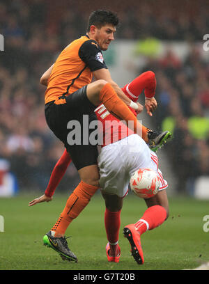 Fußball - Sky Bet Championship - Nottingham Forest gegen Wolverhampton Wanderers - City Ground. Chuba Akpom und Danny Batth von Wolverhampton Wanderers im Nottingham Forest Stockfoto
