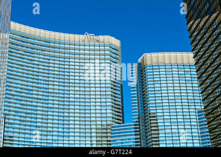 In der Nähe von Aria Hotel, City Center Komplex, Las Vegas, NV, USA.  Veer Turm auf der rechten Seite und Mandarin Oriental Hotel Stockfoto