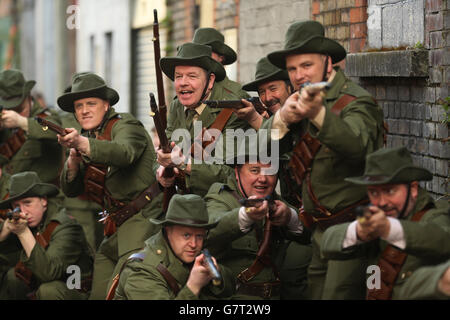 EIGENSTÄNDIGES Foto. Mitglieder der Cabra Historical Society inszenieren in der Moore Street in Dublin eine Nachstellung des historischen O'Rahilly-Vorwurf. Stockfoto