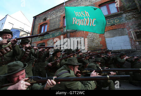 EIGENSTÄNDIGES Foto. Mitglieder der Cabra Historical Society inszenieren in der Moore Street in Dublin eine Nachstellung des historischen O'Rahilly-Vorwurf. Stockfoto