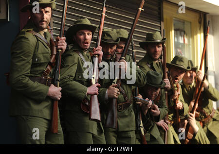 EIGENSTÄNDIGES Foto. Mitglieder der Cabra Historical Society inszenieren in der Moore Street in Dublin eine Nachstellung des historischen O'Rahilly-Vorwurf. Stockfoto