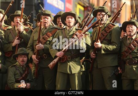 EIGENSTÄNDIGES Foto. Mitglieder der Cabra Historical Society inszenieren in der Moore Street in Dublin eine Nachstellung des historischen O'Rahilly-Vorwurf. Stockfoto