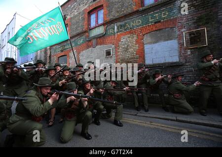 Foto. Mitglieder der Cabra Historical Society inszenieren eine Nachstellung des historischen O'Rahilly-Vorwurf in der Moore Street in Dublin. Stockfoto