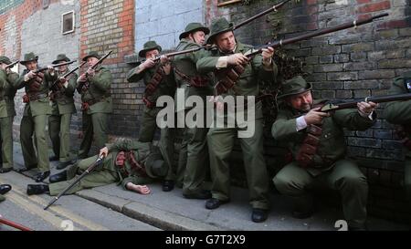 Foto. Mitglieder der Cabra Historical Society inszenieren eine Nachstellung des historischen O'Rahilly-Vorwurf in der Moore Street in Dublin. Stockfoto