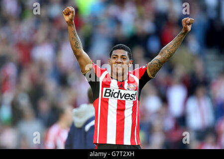 Patrick van Aanholt von Sunderland feiert beim Schlusspfiff nach dem Spiel der Barclays Premier League im Stadium of Light, Sunderland. Stockfoto