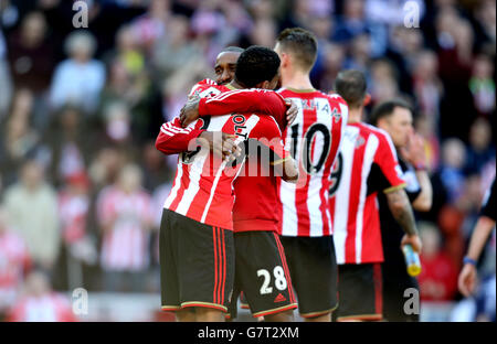 Patrick van Aanholt von Sunderland und Jermain Defoe feiern beim letzten Pfiff während des Spiels der Barclays Premier League im Stadium of Light, Sunderland. Stockfoto