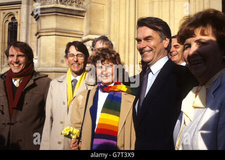 Rosie Barnes mit SDP-Führer Dr. David Owen (zweiter von rechts) und anderen Wohlhabern außerhalb des Unterhauses, bevor sie ihren Platz einnehmen wird. Rosie gewann in der Greenwich Nachwahl für die SDP/Liberale Allianz. Sie hatte die Labour-Mehrheit zerstört und war die einzige SDP-Abgeordnete. Ebenfalls abgebildet sind der liberale Abgeordnete für Southwark und Bermondsey Simon Hughes (ganz links), der SDP-Abgeordnete für Woolwich, John Cartwright (zweiter von links) und Elizabeth Shields, der liberale Abgeordnete für Ryedale. Stockfoto