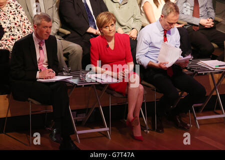 (Von links nach rechts) der Vorsitzende der schottischen Liberaldemokraten Willie Rennie, der erste Minister Nicola Sturgeon und der Vorsitzende der schottischen Labour-Partei Jim Murphy sitzen bei den Scotland Debates vor den Zuschauern, während die Führer der vier wichtigsten politischen Parteien in Schottland Kopf an Kopf gehen, in den Assembly Rooms in Edinburgh auf STV. Stockfoto