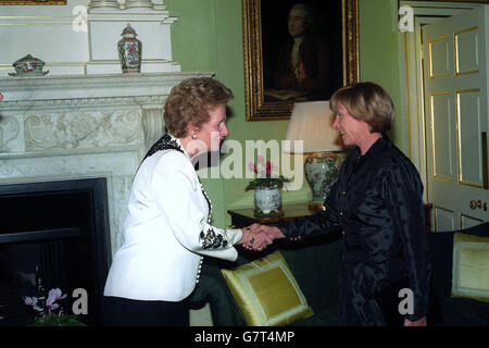 Premierministerin Margaret Thatcher trifft die britische Krankenschwester Daphne Parish, die nach einer Verurteilung zu 15 Jahren Gefängnis im Irak wieder zu Hause ist. Sie wurde nach einem Gnadengesuch des sambischen Präsidenten Kenneth Kaunda freigelassen. Stockfoto