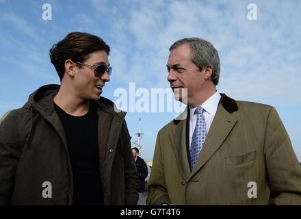 UKIP-Parteichef Nigel Farage trifft der einzige Weg ist Essex-Star Joey Essex auf dem Wahlkampfpfad in Grimsby. Stockfoto