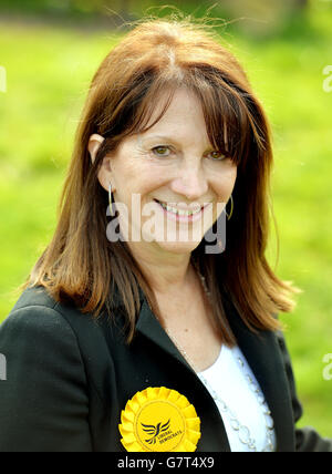 Lynne Featherstone, Staatsministerin für Kriminalprävention im Innenministerium und Kandidat der Liberaldemokraten für Hornsey und Wood Green, abgebildet während einer Wahlkampfveranstaltung im Ducketts Common im Norden Londons. Stockfoto