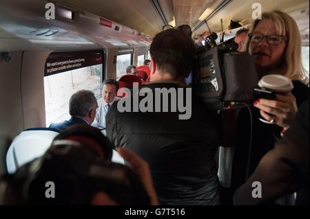 Premierminister David Cameron wird von Journalisten interviewt, als er mit dem Zug nach Dawlish in Devon reist, um den Wahlkampf zu führen. PRESSEVERBAND Freitag, 10 2015. April. Siehe PA Story WAHL Main. Bildnachweis sollte lauten: Stefan Rousseau/PA Wire. Stockfoto