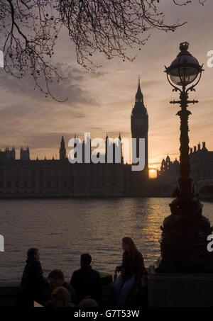 Die Sonne geht hinter den Houses of Parliament in London unter, da Teile Großbritanniens den bisher heißesten Tag des Jahres erlebt haben. Stockfoto