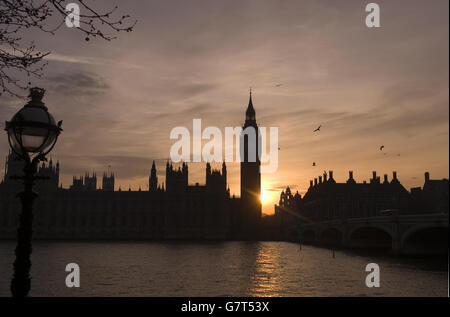 Die Sonne geht hinter den Houses of Parliament in London unter, da Teile Großbritanniens den bisher heißesten Tag des Jahres erlebt haben. Stockfoto