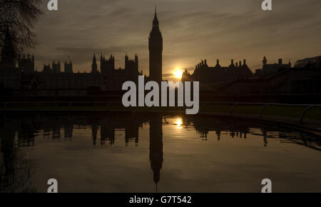 Die Sonne geht hinter den Houses of Parliament in London unter, da Teile Großbritanniens den bisher heißesten Tag des Jahres erlebt haben. Stockfoto