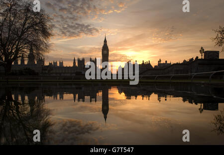 Die Sonne geht hinter den Houses of Parliament in London unter, da Teile Großbritanniens den bisher heißesten Tag des Jahres erlebt haben. Stockfoto