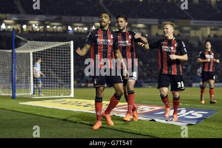 Callum Wilson (links) von AFC Bournemouth feiert mit seinen Teamkollegen, nachdem sie beim Sky Bet Championship-Spiel im AMEX Stadium in Brighton ihr zweites Tor erzielt haben. Stockfoto