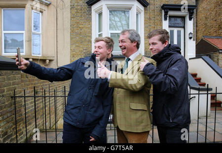 UKIP-Anführer Nigel Farage posiert während des Canvasing in Broadstairs, Kent, für ein Selfie, während er seine Wahlkampfspur für den Sitz in South Thanet bei den Parlamentswahlen fortsetzt. Stockfoto