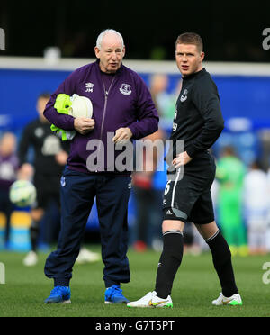 Everton Kit Manager Jimmy Martin plaudert mit James McCarthy während Das Aufwärmen Stockfoto