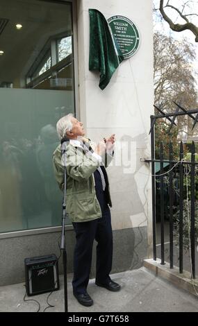 Sir David Attenborough enthüllt eine grüne Gedenktafel des Westminster City Council, die dem Gedenken an William Smith in der Buckingham Street 15 in London gewidmet ist. Stockfoto