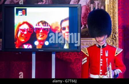 (Von links nach rechts) Sarah Ferguson, Prinzessin Eugenie und Prinzessin Beatrice werden auf einer Fernsehleinwand beim Pitch@Palace Event im St. James's Palace, London, gesehen, nachdem der Herzog von York (nicht abgebildet) Gäste eingeladen hatte, über die facetime-Bewerbung seiner Tochter Prinzessin Eugenie Geburtstag zu singen. Stockfoto