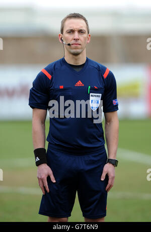 Fußball - UEFA U-17-Meisterschaft - Elite-Runde - Gruppe 6 - Norwegen gegen Rumänien - James Parnell Stadium. Schiedsrichter Roomer Tarajev Stockfoto