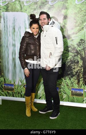 Katie Price (links) und Kieran Hayler kommen zum Start der I am A CelebrityGet me out of here! Maze at Thorpe Park Resort in Chertsey, Surrey, das für die Öffentlichkeit rechtzeitig zu Ostern öffnet. Stockfoto