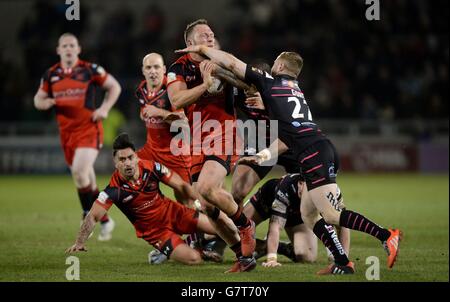 Josh Griffin von Salford Red Devils wird von Widnes Vikings Grant Gore beim ersten Spiel der Utility Super League im AJ Bell Stadium, Eccles, angegangen. Stockfoto