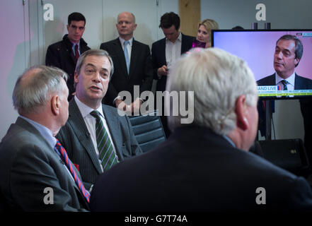 Der UKIP-Vorsitzende Nigel Farage (zweite links) wird von Adam Boulton von Sky TV interviewt, der vom Leiter des Unterhauses William Hague (Rückseite) verfolgt wird, nachdem der Labour-Vorsitzende Ed Miliband und Premierminister David Cameron von Jeremy Paxman in der Sky News/Channel 4-Sendung interviewt wurden: Cameron & Miliband Live: The Battle for Number 10, in den Sky Studios in Osterley, West London. Stockfoto